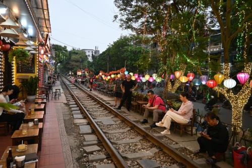 2024.04.17 Viet Nam Hanoi Train Street
